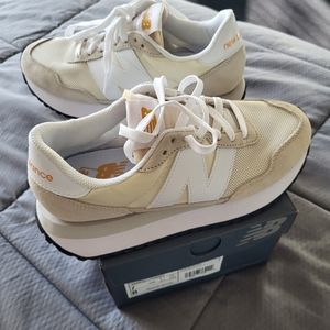 New Balance 237 trainers in cream